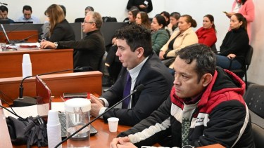 Fernando Cronenbold, acusado, junto a su abogado defensor,  Rubén Antiguala. Foto: Florencia Salto. 