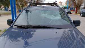 Rompió los parabrisas de varios vehículos que esperaban el semáforo en Roca