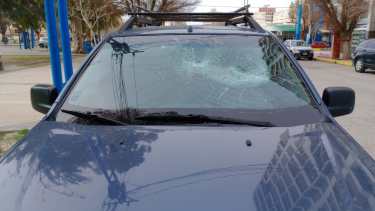 Al menos cuatro vehículos fueron afectados. Foto gentileza