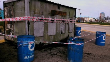 Antes de incendiarse una persona se acercó minutos antes para arrojar un elemento. Foto: Gentileza.