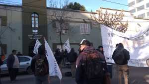 Corte en el centro: Cerámica Neuquén protesta por segundo día contra el remate