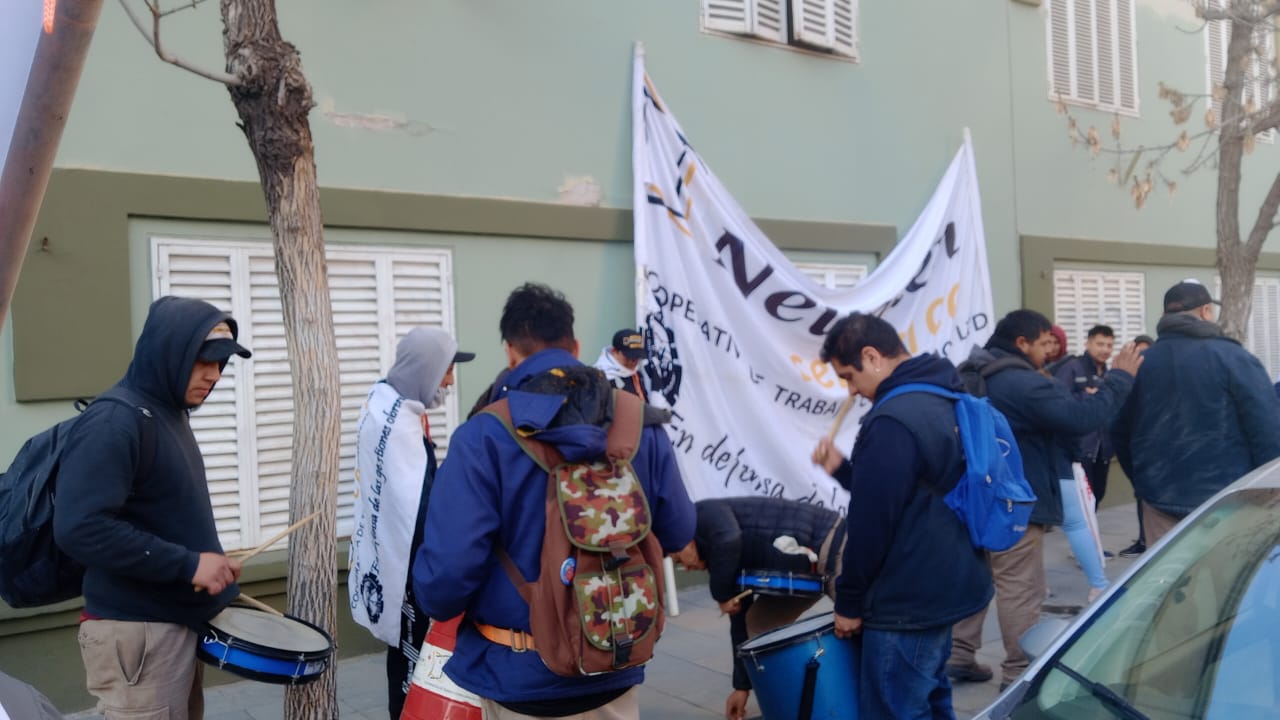 Trabajadores de Cerámica Neuquén se manifiestan sobre calle Belgrano en el centro de Neuquén. 