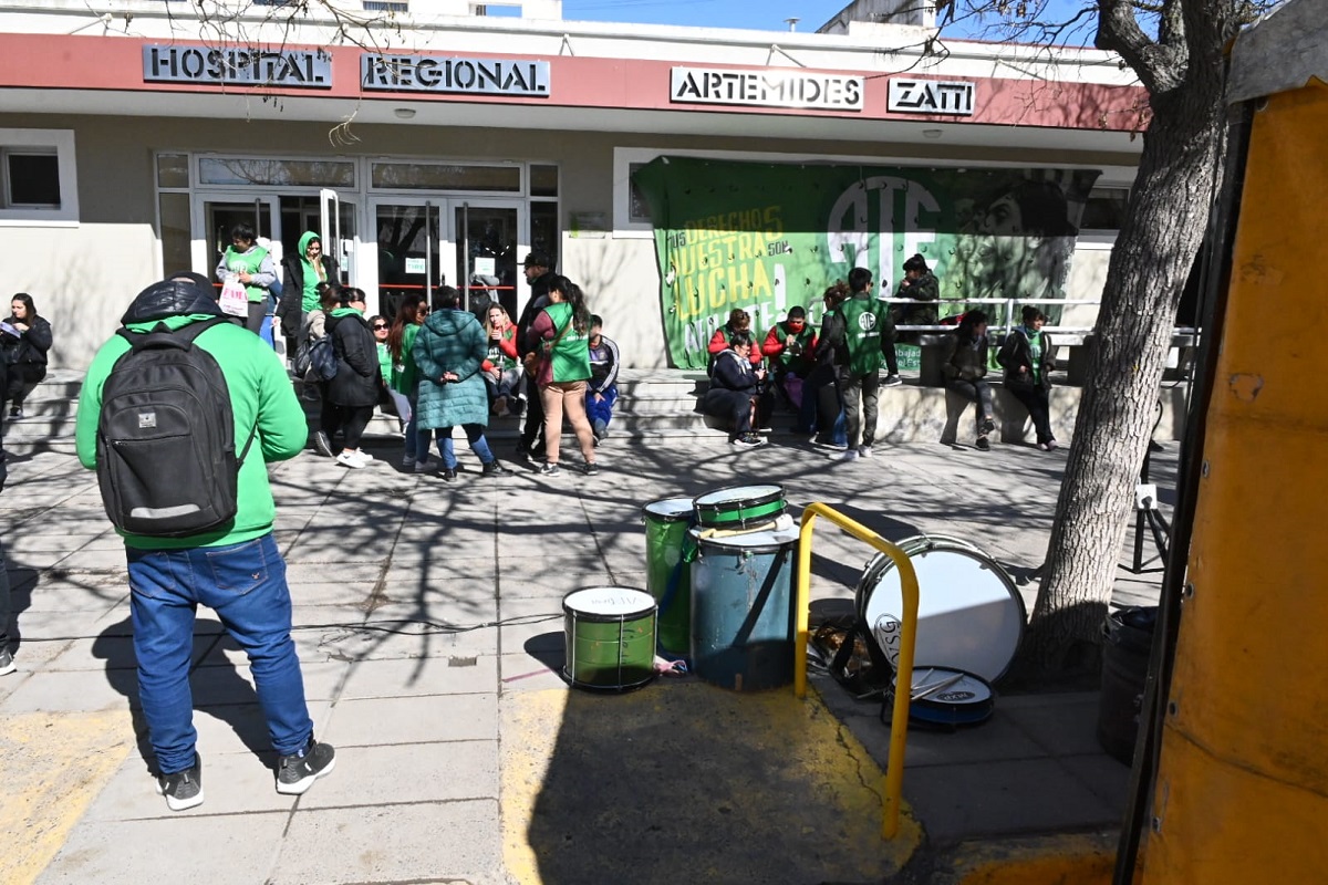 ATE llevó a cabo actividades en el marco de las protestas en el hospital Zatti de Viedma. Foto: Marcelo Ochoa.