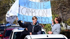 Vicente Vergauven llegó a Viedma en caravana tras obtener el título mundial de canotaje