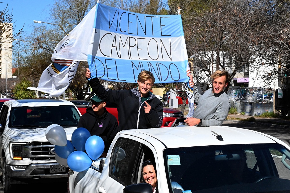 El palista de 18 años arribó a la ciudad y fue recibido por amigos y familiares tras el logro máximo en el Mundial de Canotaje en Dinamarca. Foto: Marcelo Ochoa.