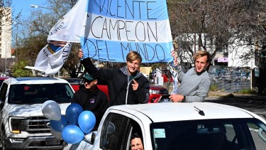 El palista de 18 años arribó a la ciudad y fue recibido por amigos y familiares tras el logro máximo en el Mundial de Canotaje en Dinamarca. Foto: Marcelo Ochoa.