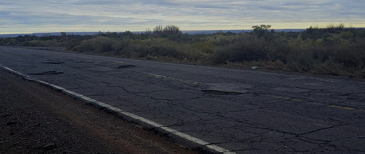 El tramo de la Ruta 151 cercano a Catriel es el más destruido. Foto Gentileza.  