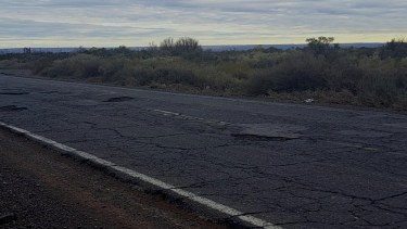 El tramo de la Ruta 151 cercano a Catriel es el más destruido. Foto Gentileza.  