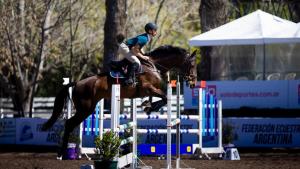 Juan Martín Rodríguez, el joven de Allen que salta los obstáculos de la vida a caballo