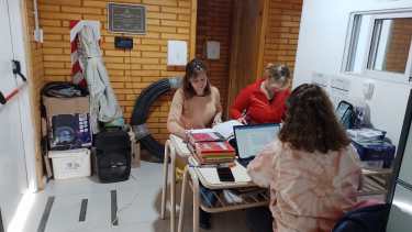 En este sector funciona dirección, preceptoría y asesoría pedagógica. No tienen escritorio, solo pupitres, ni calefacción. Foto gentileza.