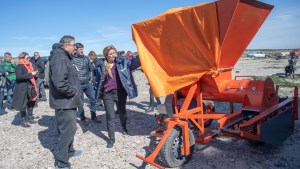 Entregaron una máquina ladrillera a la cooperativa ubicada en el norte de Roca