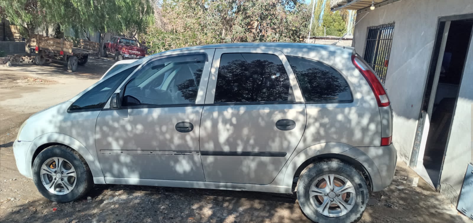 El vehículo es una Chevrolet Meriva. Foto gentileza