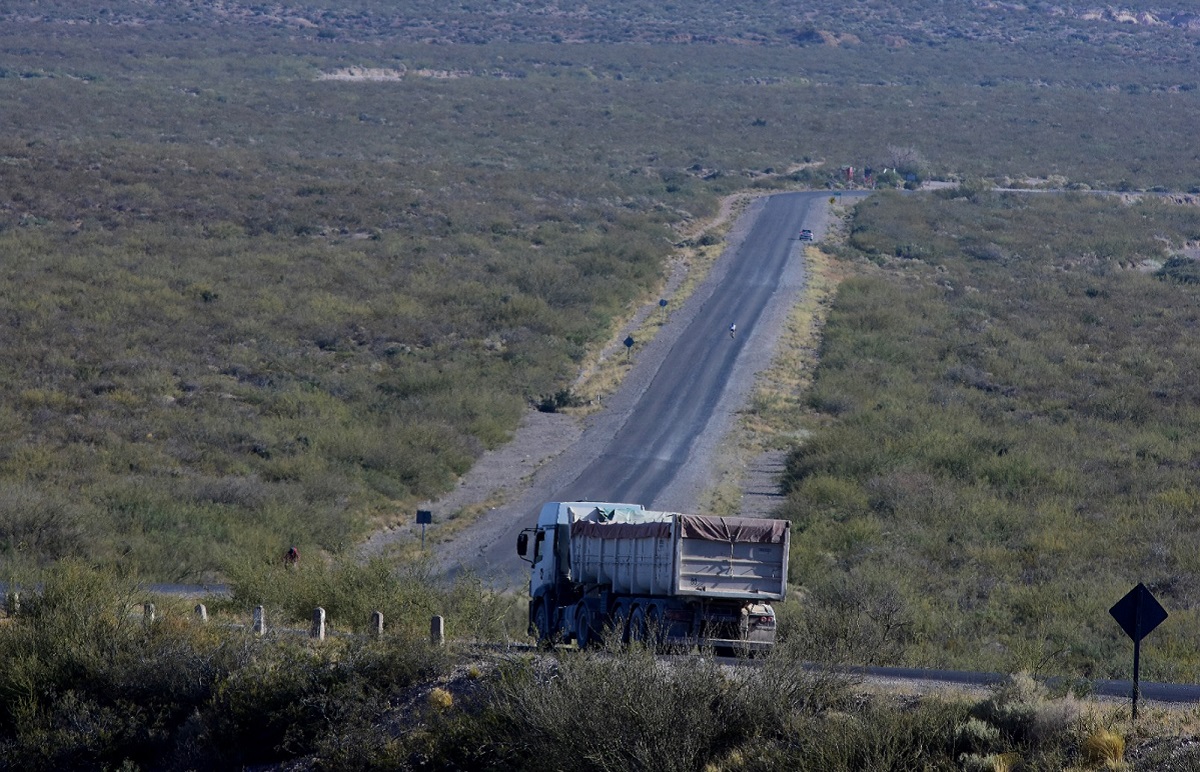 Las rutas son claves para unir el Alto Valle con la Región Sur y para llegar a Bariloche por la Ruta 23. Foto Archivo.