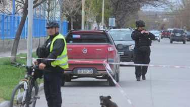 El equipo está evacuando a las personas ubicadas sobre las calles La Pampa y Artígas. Foto: Andres Maripe.