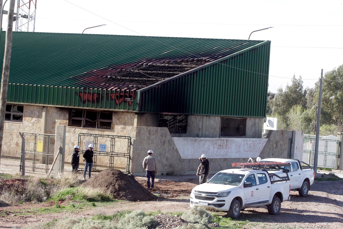 El incendio dejó sin luz a Centenario y varias localidades de Neuquén y Río Negro. Foto: Oscar Livera. 