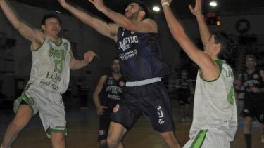 Biguá se llevó un triunfazo de Roca y Muñoz (13) volvió a romperla. (Club Deportivo Roca-Oficial)