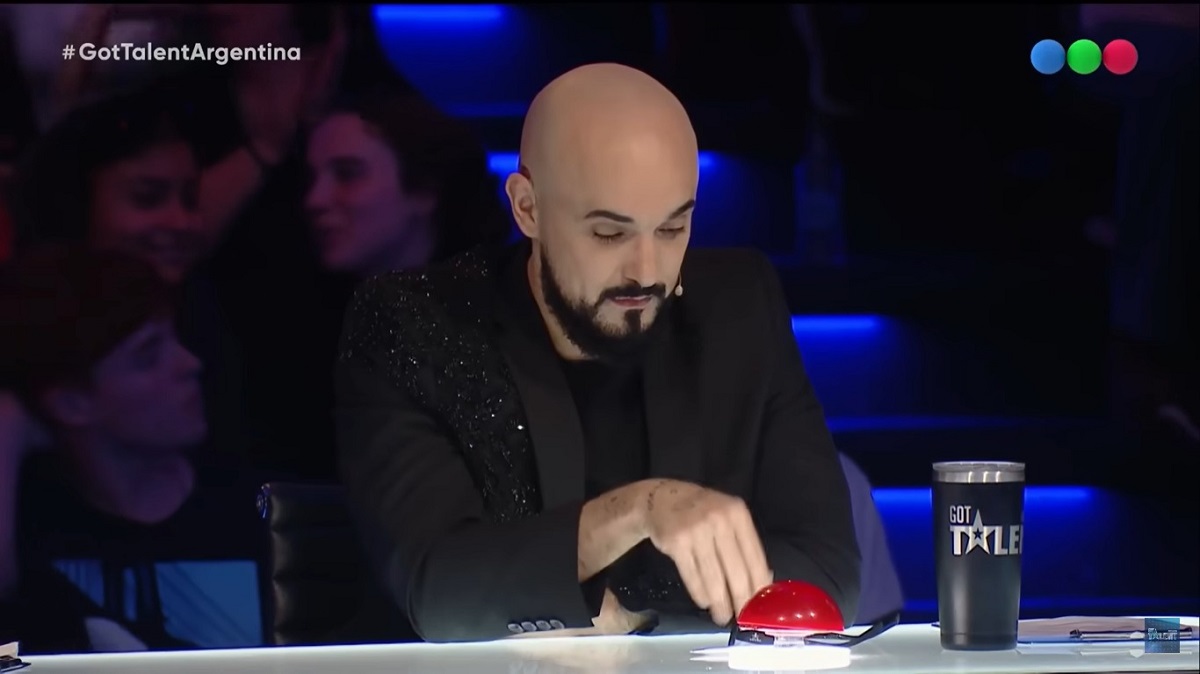 Abel Pintos, jurado del programa, mostró su disconformidad con la presentación. Foto: Captura. 