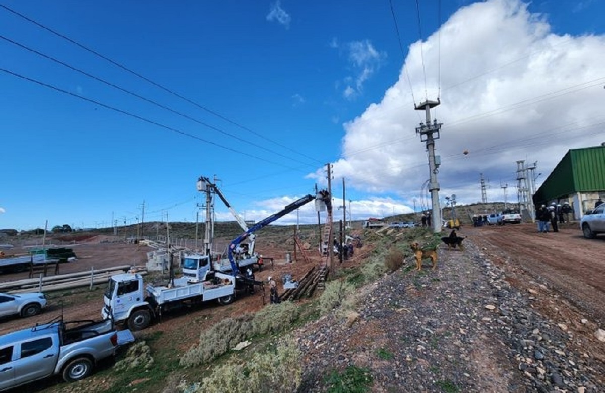 El viento complicó otra vez el suministro a Vista Alegre este sábado. Foto: Gentileza EPEN. 