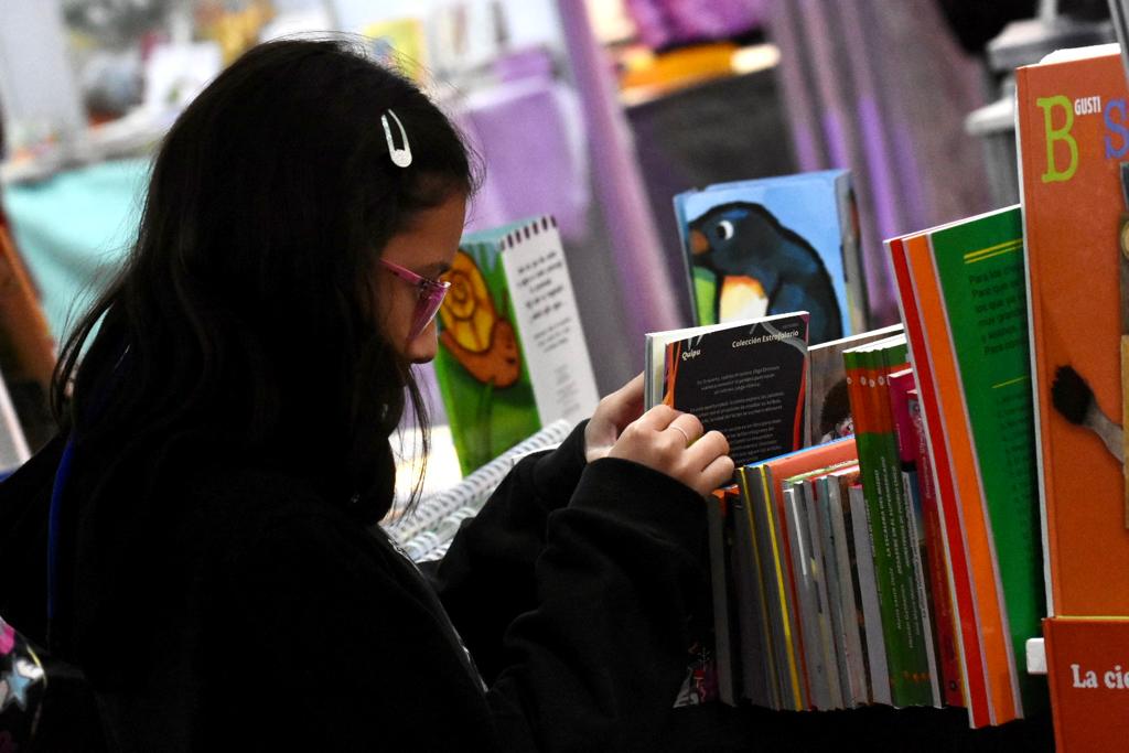 Los más jóvenes buscaron qué leer y encontraron diversidad de propuestas (foto Matías Subat)