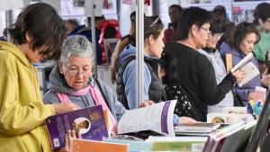 Feria del libro en Neuquén: los jóvenes siguen interesados en el papel en tiempos de lectura digital