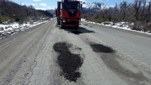 Vialidad Nacional vuelve a tapar los baches de la Ruta 40 al sur de Bariloche