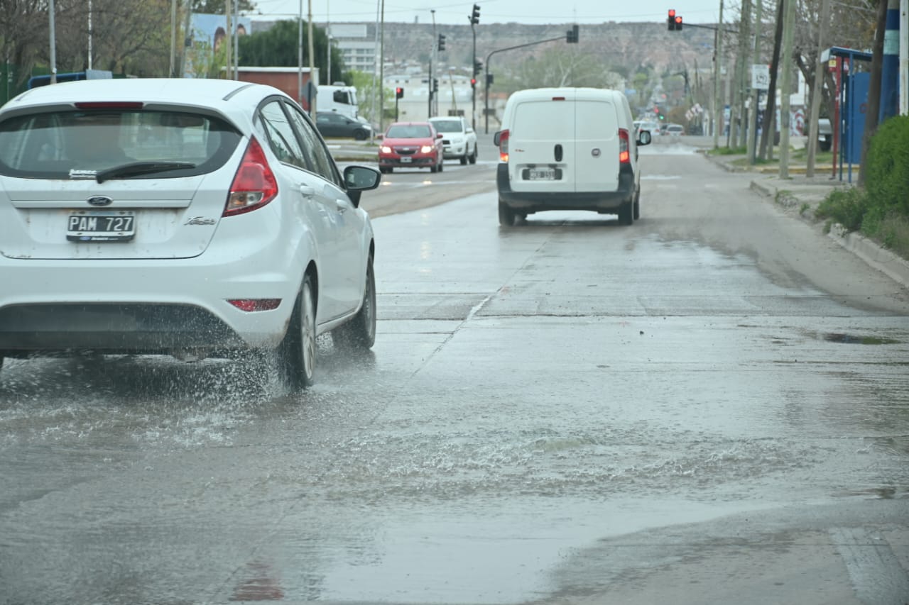 El agua de cloaca emerge en la calle Saavedra en el barrio La Sirena (foto Florencia Salto)