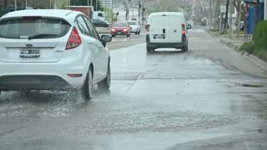 El agua de cloaca emerge en la calle Saavedra en el barrio La Sirena (foto Florencia Salto)