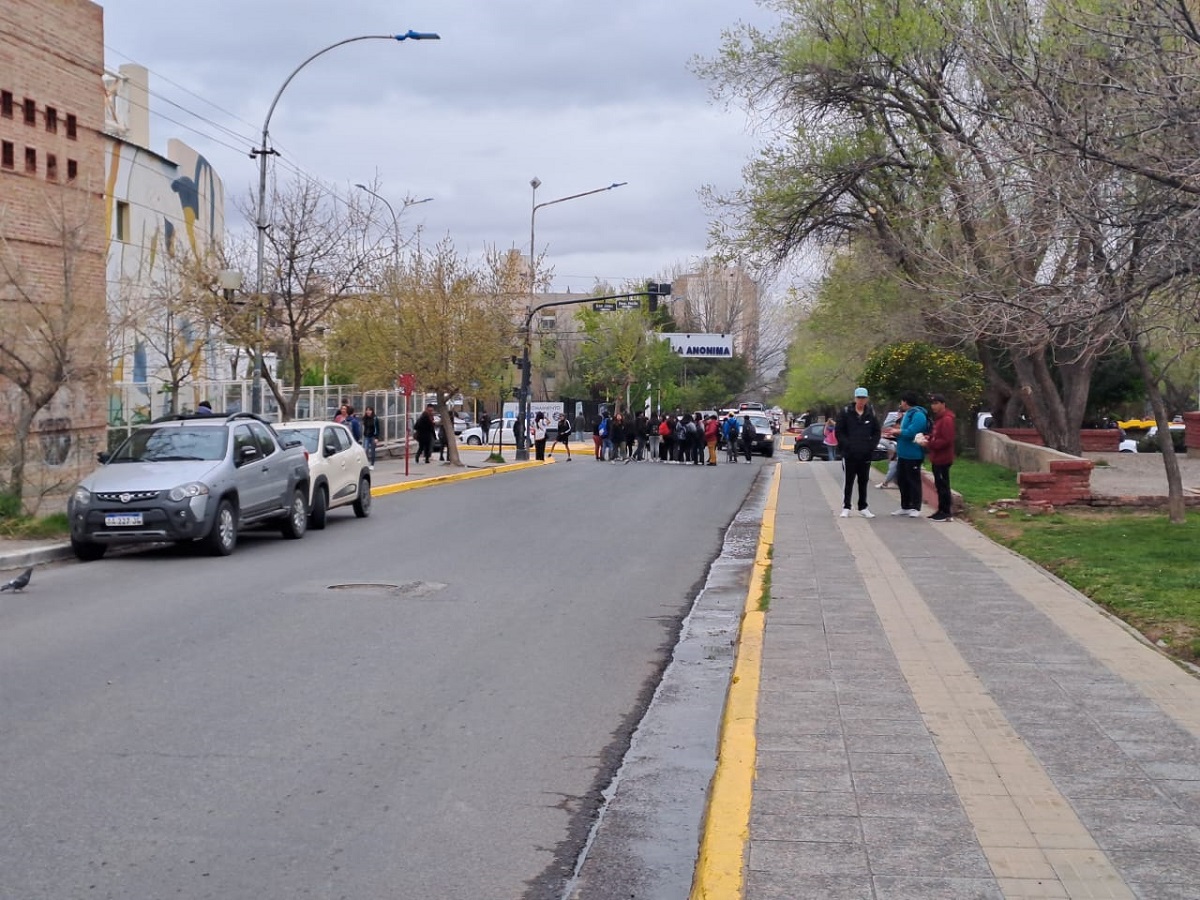 Los estudiantes se agruparon afuera del colegio tras la evacuación. Foto: Lucas Hernandorena