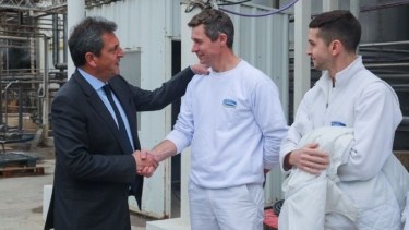 En Santa Fe, Massa confirmó la suspensión de las retenciones a los lácteos. Foto: Gentileza. 