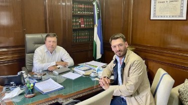 Weretilneck y Buteler acordaron llevar a cabo la reconstrucción del centro comunitario. Foto: Gentileza.