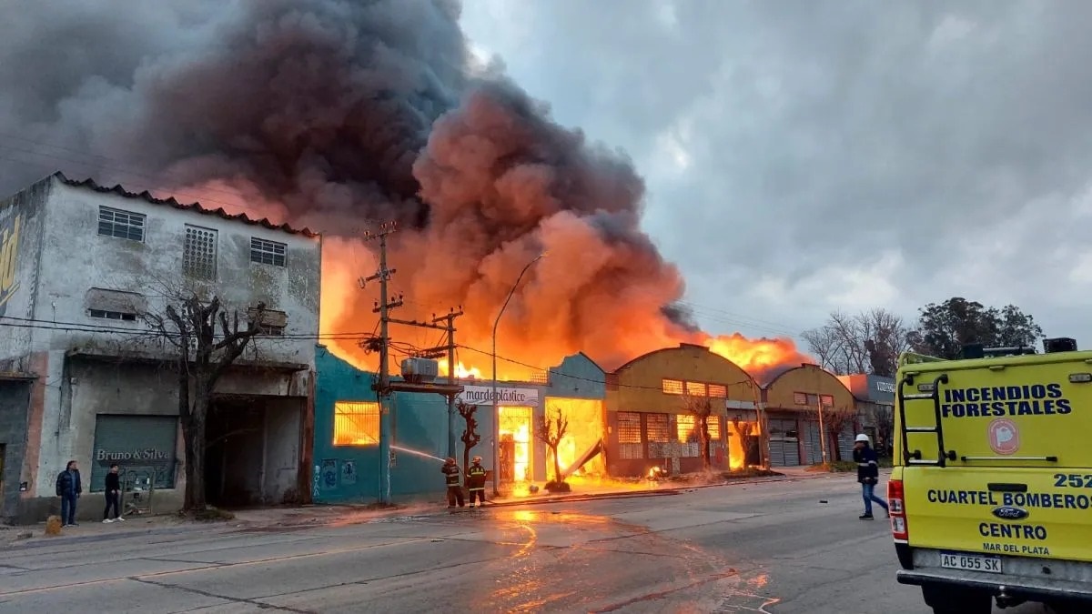 El incendio se desató antes de las 18, en una fábrica de plásticos. Foto: Gentileza InfoBrisas. 