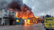 Imagen de VIDEO | Un feroz incendio consumió en minutos una fábrica de plásticos en Mar del Plata