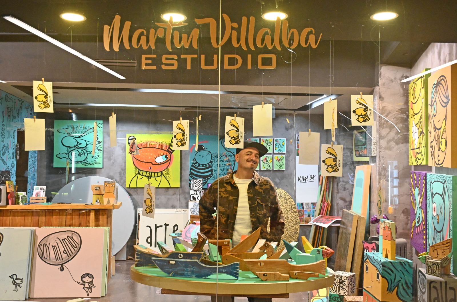 Martín Villalba, rodeado de varios de sus personajes en el salón que tiene en el Paseo de la Patagonia Shopping. (Fotos: Flor Salto)