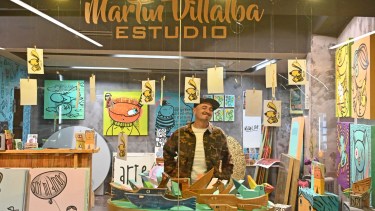 Martín Villalba, rodeado de varios de sus personajes en el salón que tiene en el Paseo de la Patagonia Shopping. (Fotos: Flor Salto)