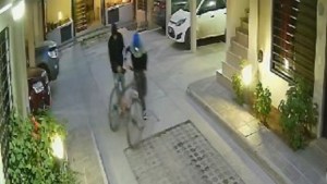 En segundos, robaron bicicletas de un complejo de Cipolletti: «Nos comentaron que siguieron robando»