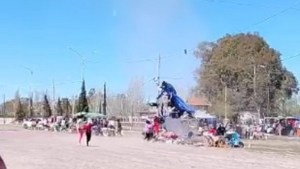 Un remolino complicó la tarde en la feria de Fernández Oro: hizo volar a los gazebos