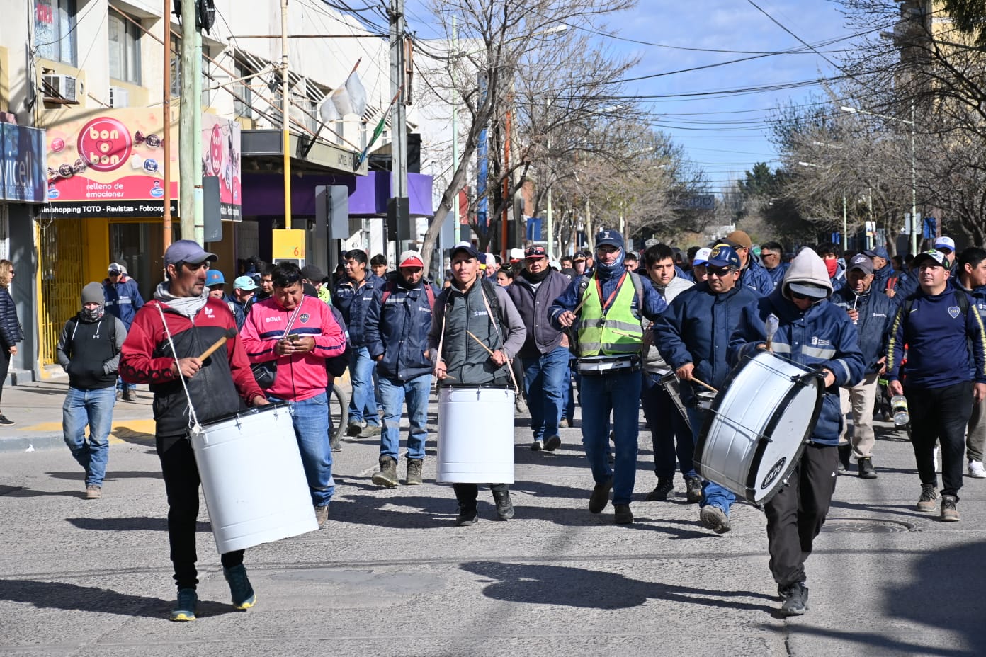 Empleados municipales marcharon el martes en Cipolletti reclamando el pago de la suma fija y el refrigerio. Foto: Florencia Salto.