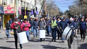 Conflicto gremial en Cipolletti: estatales marchan al municipio para pedir el pago de la suma fija