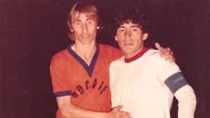 Hace 43 años, Maradona llegaba a Roca para jugar un amistoso con «el Depo»