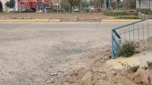 Destrozos en una rotonda de Roca: la empresa a cargo dijo que Aguas Rionegrinas no le paga