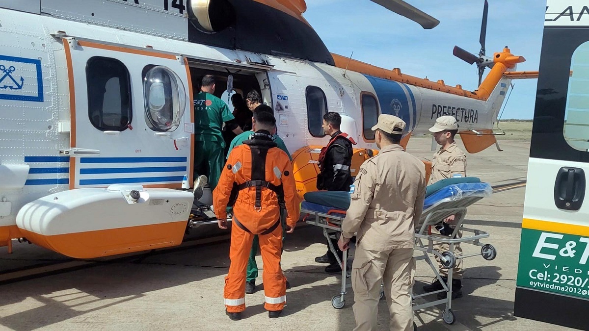 Cuando arribó el helicóptero de Prefectura, la ambulancia aguardaba en el aeropuerto viedmense para trasladar al hombre al nosocomio viedmense. 