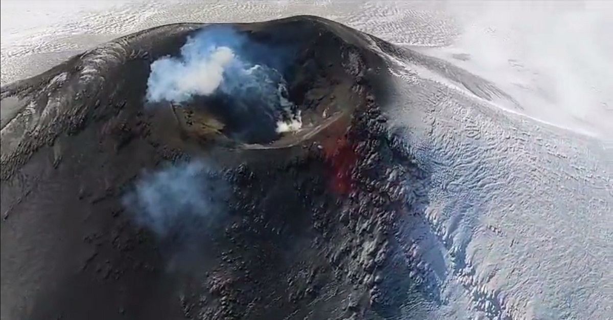 El volcán se mantiene en alerta naranja, informaron las autoridades trasandinas. Foto: Captura. 