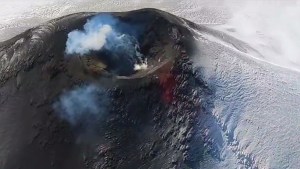 VIDEO | El minuto a minuto del volcán Villarrica en otra jornada de alerta naranja