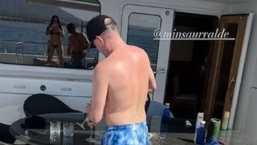 El jefe de Gabinete bonaerense junto a una modelo en Marbella, España. Foto: Gentileza La Nación. 