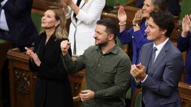 El presidente ucraniano Volodymyr Zelenskyy y el primer ministro de Canadá, Justin Trudeau, rindieron homenaje a Yaroslav Hunka, quien luchó en Primera División Ucraniana en la Segunda Guerra Mundial y estaba presente en la sede del Parlamento. Foto Patrick Doyle/The Canadian Press via AP).