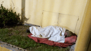 La historia del hombre que dormía afuera del Municipio de Roca y volvió con su familia