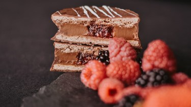 La estrella del momento: alfajor triple, con dulce de leche, crema de chocolate y avellanas.