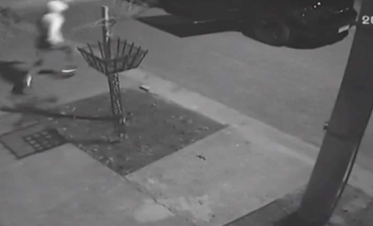 El atacante hizo caer el portón tras una fuerte patada. Luego escapó en un vehículo negro. Foto: imagen video.