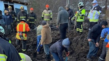 Durante toda la mañana buscaron los cuerpos de la familia sepultada por el alud. 