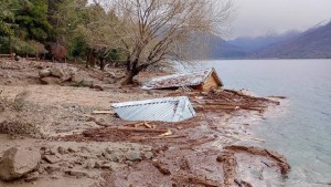 Un enorme alud destruyó un complejo turístico en Puerto Patriada